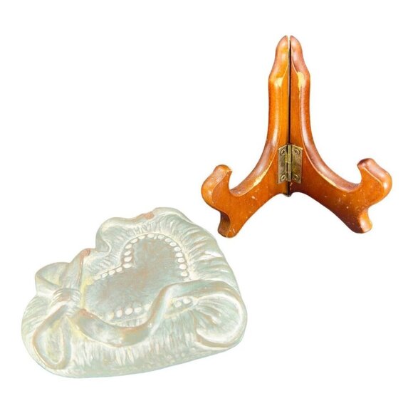 Isabel Bloom Heart Paperweight Figurine W Wooden Stand Heart With A Bow Vintage - Picture 5 of 14